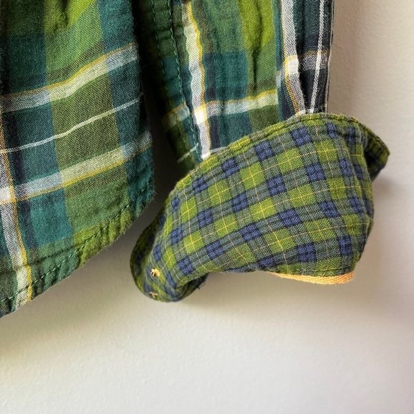 🏷️ 2/$20 H&M Green and Blue Plaid Button Down - Picture 9 of 10